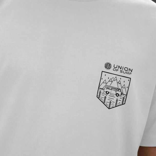 Men’s Organic Cotton Everyday Outdoor T-Shirt with vintage camper badge, sustainable and breathable design for coastal adventure