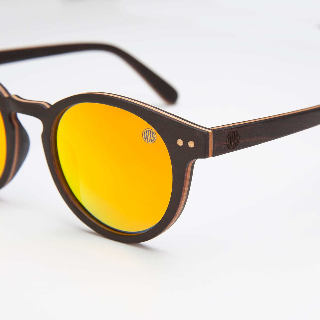 Infographic comparing polarised and non-polarised lenses highlighting glare reduction and eye protection benefits
