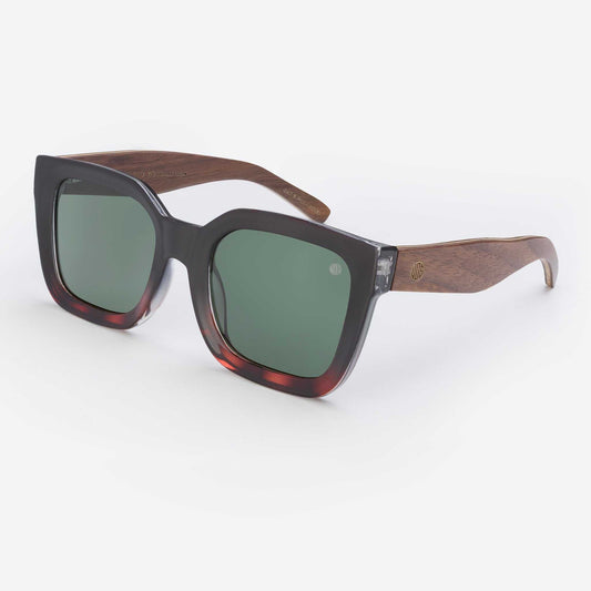 infographic illustrating glare reduction with non-polarised sunglasses on a sunny day