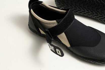 Wetsuit reef boot, 3mm Adult Wetsuit in black neoprene with textured panels, adjustable ankle strap and rubber sole.