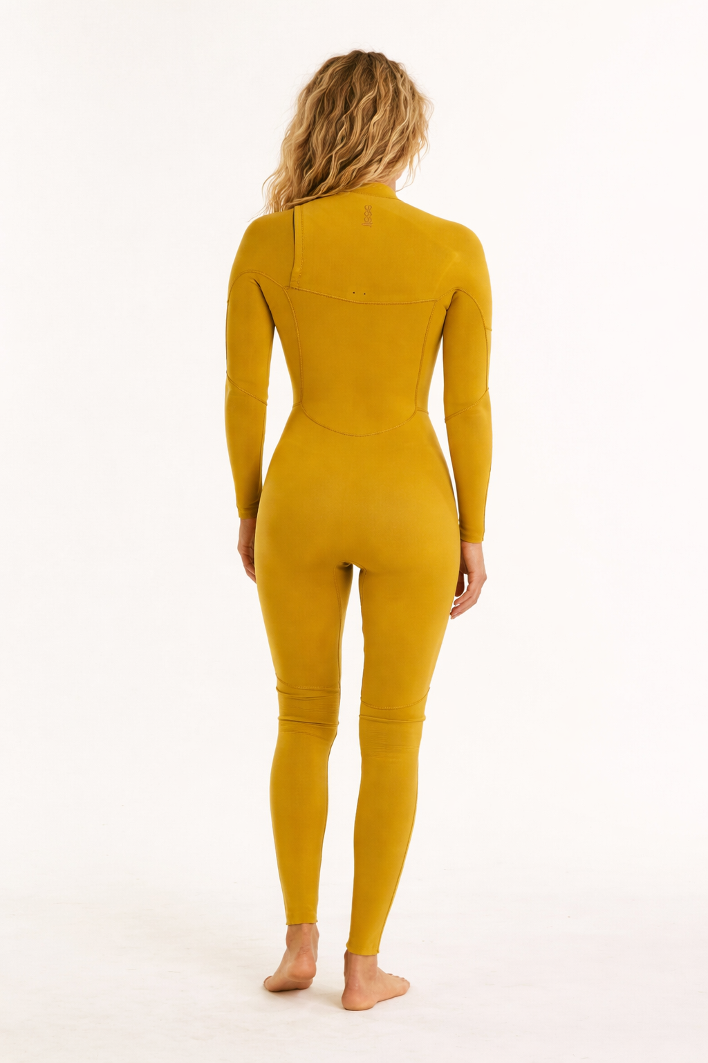 Women's full-body wetsuit in mustard yellow with a back zipper, designed for warmth and flexibility, Sisstrevolution 7 seas.
