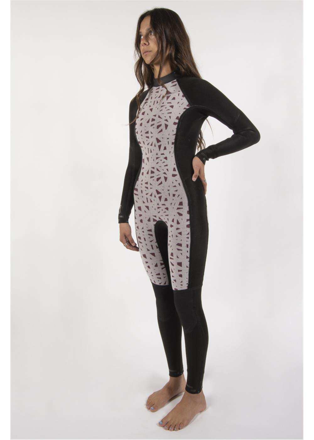 Sisstr 7 Seas 5/4 Chest Zip Wetsuit in black with light gray front panel, geometric pattern, and long sleeves, tailored fit design.