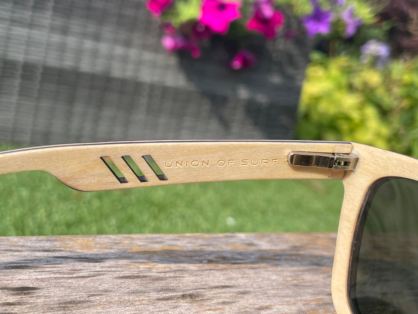 Eco Friendly SunglassesPit DogPit Dogs feature a classic design, re-engineered in wood with an Ebony veneer.    Available in a G15 lens green polarised lens. 